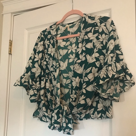 Sold.Tropical vacation wrap top πΏ - Picture 4 of 9